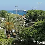 Beachfront Seaview Litoralmar Apt, Fast Wifi, Airco, Pool, Private Parking Lägenhet